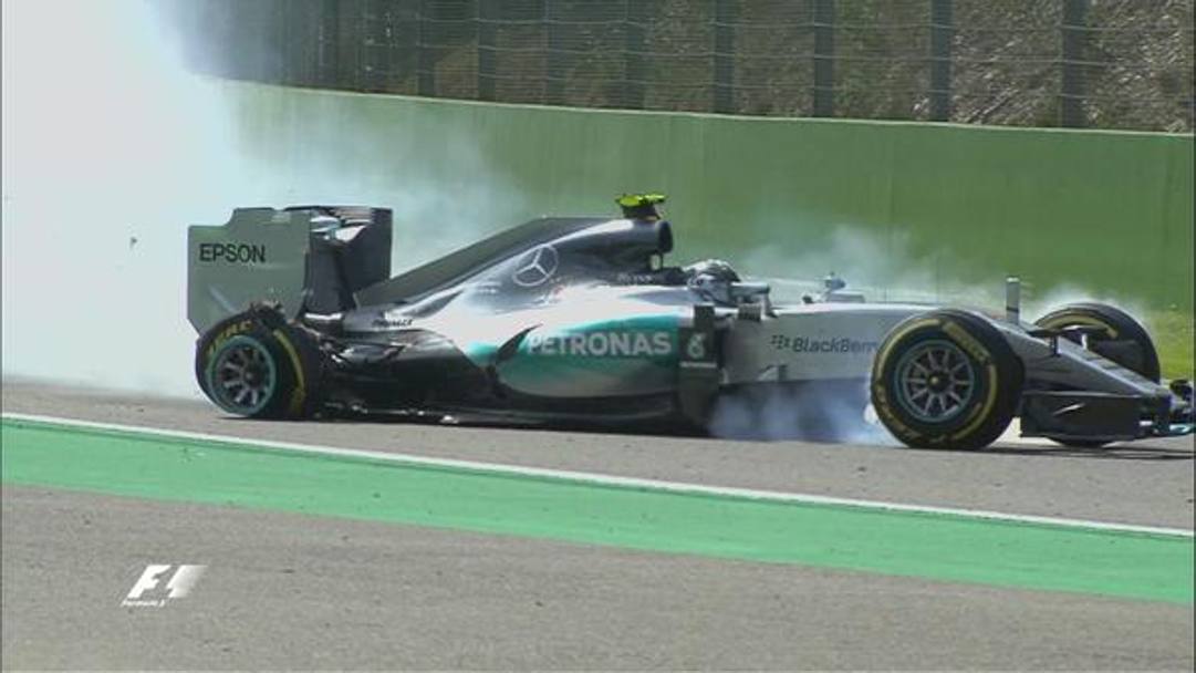 La Mercedes di Rosberg fuori pista. Nessun problema per per il pilota tedesco (Couretsy F1)